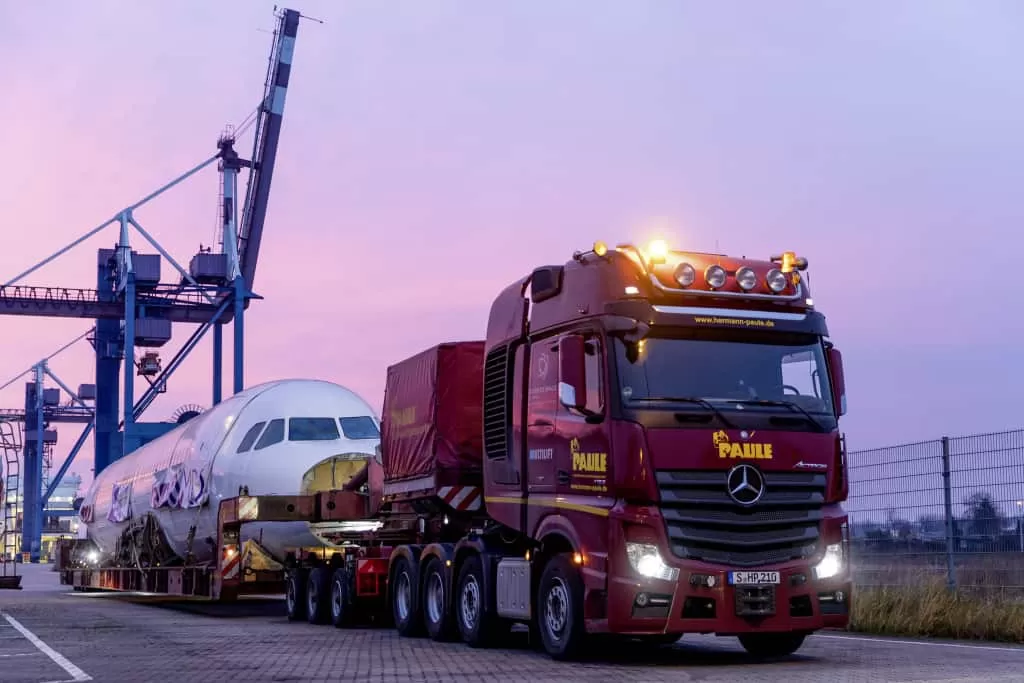 Un Airbus A320 transportat rutier cu un remorcher Actros 4163 SLT