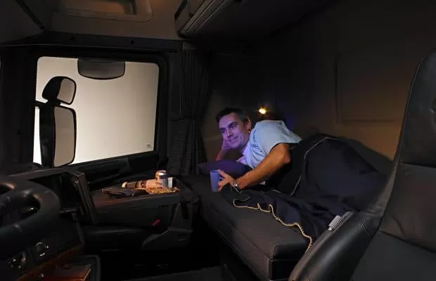 Spania a interzis efectuarea repausului săptămânal normal în cabină