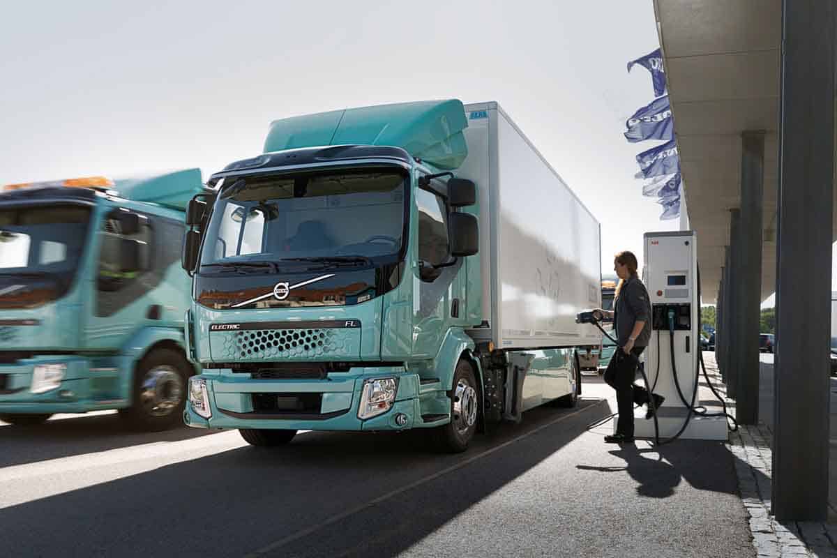 Volvo Trucks accelerează dezvoltarea soluțiilor de transport mai prietenoase cu mediul