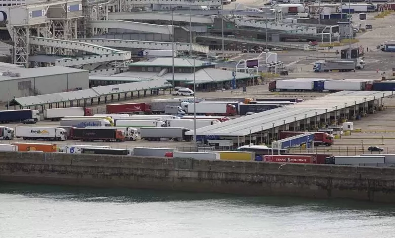 10 pași care reduc riscul de amendă în cazul călătorilor clandestini la trecerea în Marea Britanie