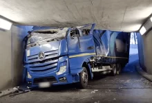 Grav rănit după ce a intrat sub un pod cu limita de înălțimea de 2.9 metri