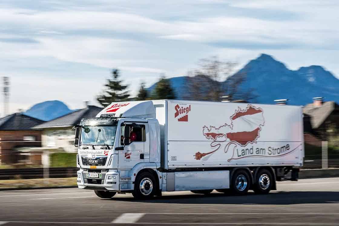 Producătorul austriac de bere Stiegl livrează în Salzburg cu un camion electric MAN TGM