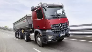 Camionul de șantier Arocs disponibil cu Multimedia Cockpit