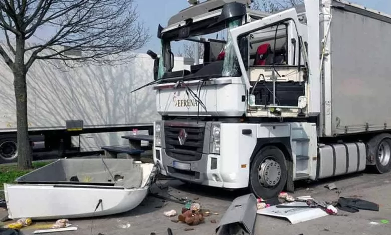 Șofer de camion grav rănit după ce butelia cu propan din cabină a explodat