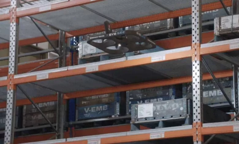 Renault Trucks folosește drone în cadrul fabricii Axle din Lyon 1 Divizia Renault Trucks folosește drone pentru efectuarea inventarului și pentru fotografierea vehiculelor