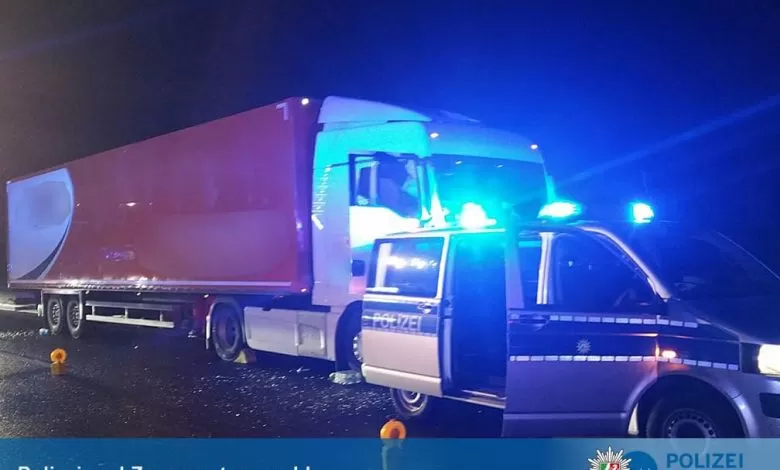 Un camion care circula în derivă, oprit de un alt șofer care a urcat din mers la bord