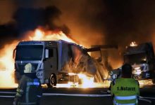 Patru camioane au ars complet într-un incendiu de proporții în Germania