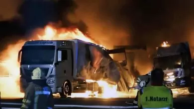 Patru camioane au ars complet într-un incendiu de proporții în Germania