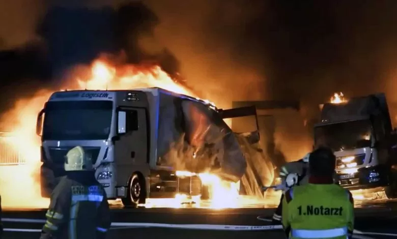 Patru camioane au ars complet într-un incendiu de proporții în Germania
