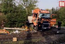 Un camion agabaritic “a prins trenul” după ce a rămas suspendat pe calea ferată din Germania