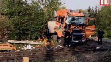 Un camion agabaritic “a prins trenul” după ce a rămas suspendat pe calea ferată din Germania