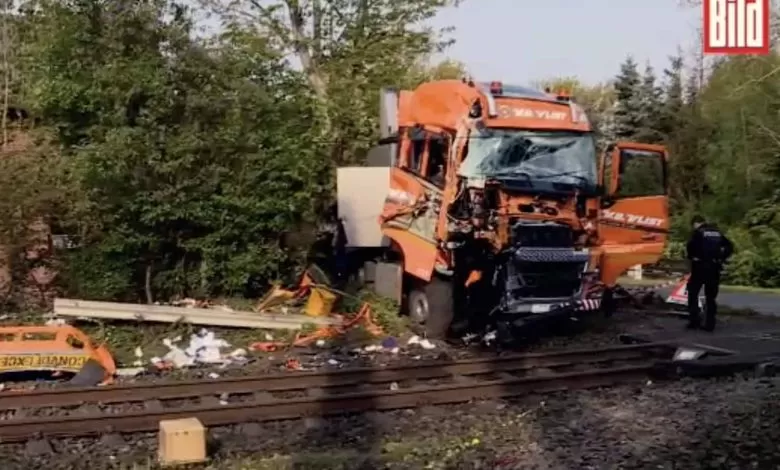 Un camion agabaritic “a prins trenul” după ce a rămas suspendat pe calea ferată din Germania