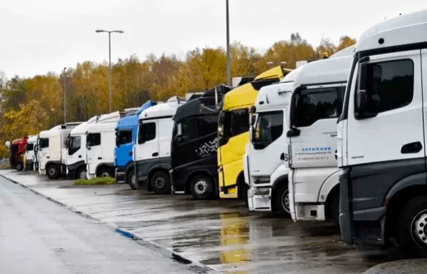 Sindicatele și organizațiile patronale din transport din UE susțin dezvoltarea unor parcări mai sigure pentru șoferii profesioniști
