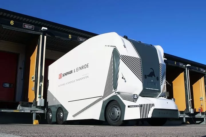 DB Schenker testează pe drumurile publice din Suedia un camion electric fără cabină și șofer
