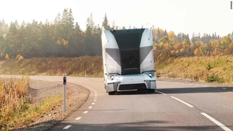DB Schenker testează în Suedia un camion electric fără cabină și șofer