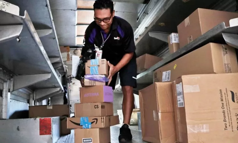 FedEx nu va mai furniza servicii de livrări expres pentru Amazon