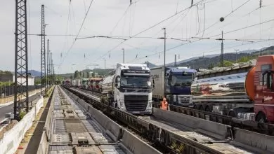 RAlpin AG a dezvoltat un nou tip de vagon care permite transportul camioanelor extra-lungi