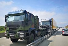 Un camion militar a oprit un alt camion scăpat de sub control pe o autostradă din Germania