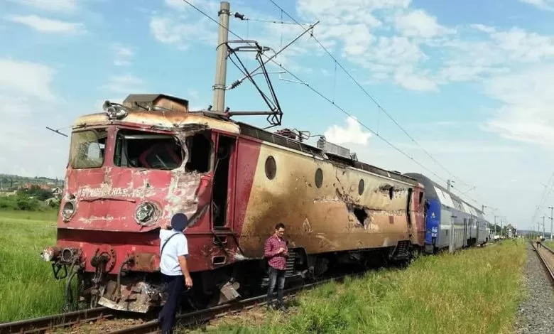 Accident grav produs între un tren de călători și o autobasculantă lângă Căiuți