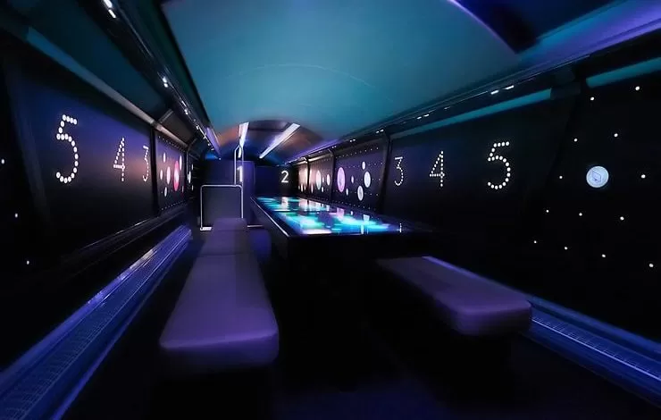 Educație financiară la bordul unui NEOPLAN Skyliner special personalizat