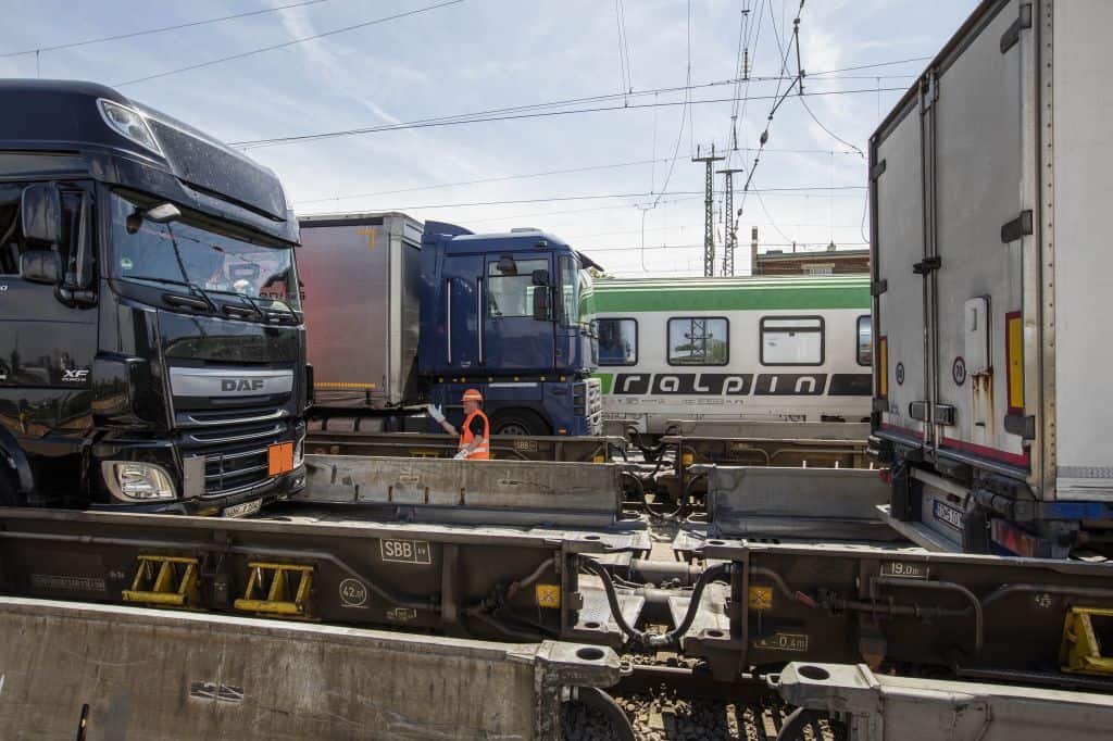 RAlpin AG a dezvoltat un nou tip de vagon care permite transportul camioanelor extra-lungi 3 RAlpin AG a dezvoltat un nou tip de vagon care permite transportul camioanelor extra-lungi