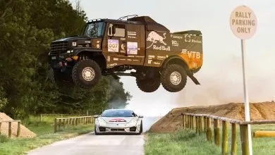 "Bătaie" pe un loc de parcare între un camion Kamaz și un Lamborghini Huracán de drift