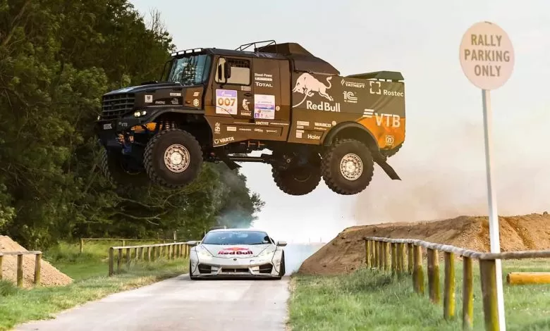 "Bătaie" pe un loc de parcare între un camion Kamaz și un Lamborghini Huracán de drift 1 "Bătaie" pe un loc de parcare între un camion Kamaz și un Lamborghini Huracán de drift