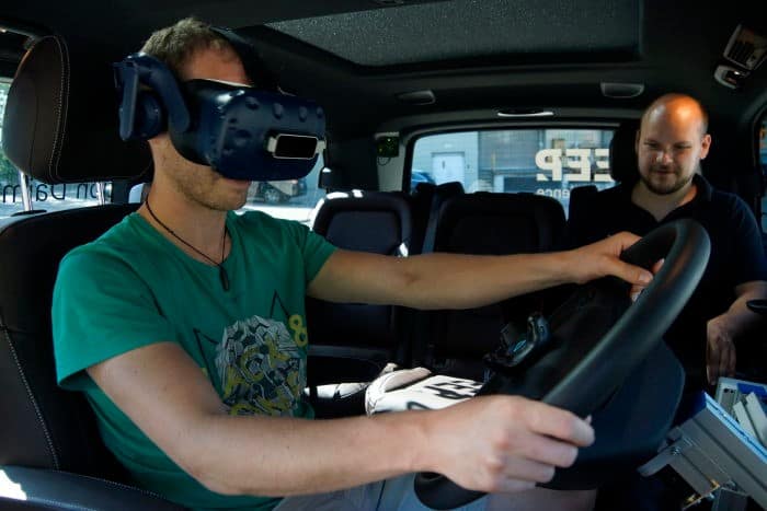 Noi sisteme digitale testate de șoferii profesioniști cu ajutorul unui simulator mobil