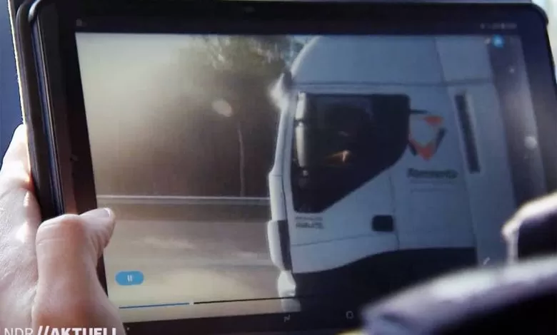 Poliția germană filmează șoferii în cabină pentru a verifica dacă utilizează telefonul mobil la volan