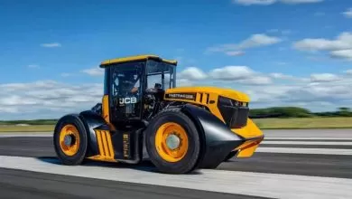 JCB Fastrac 8000 a devenit cel mai rapid tractor agricol din Marea Britanie