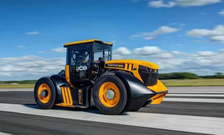 JCB Fastrac 8000 a devenit cel mai rapid tractor agricol din Marea Britanie