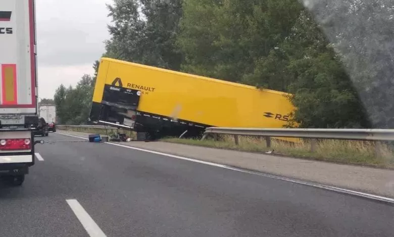 Un camion al echipei Renault F1 implicat într-un accident rutier în Ungaria 1 Un camion al echipei Renault F1 implicat într-un accident rutier în Ungaria