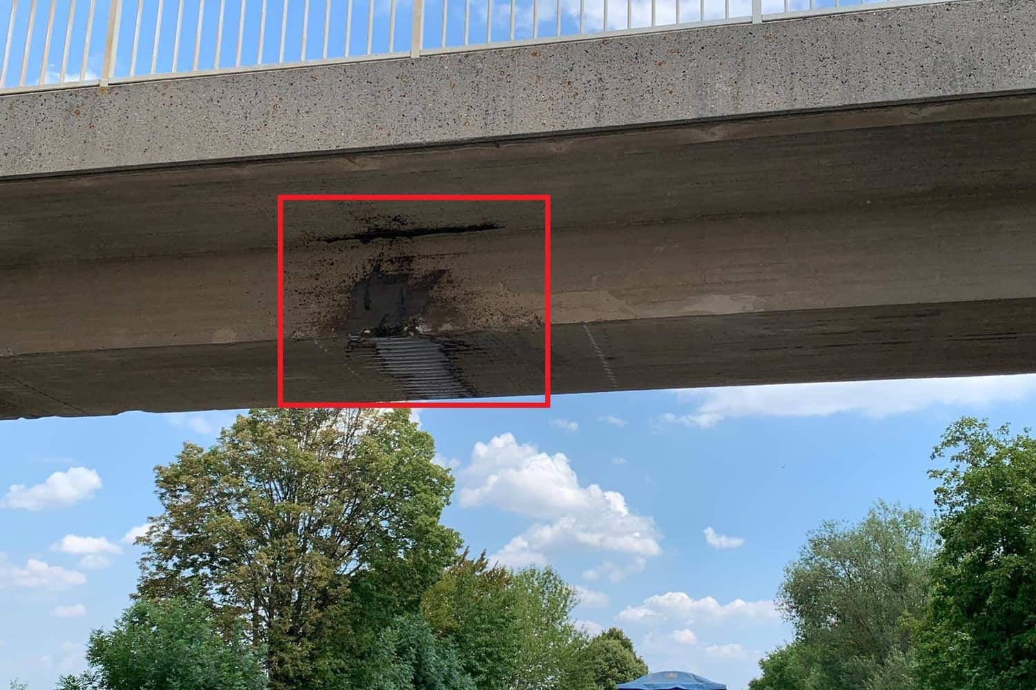 Accident la trecerea unui ansamblu agabaritic pe sub un pod de pe B47 în Germania 3 IMG 2727