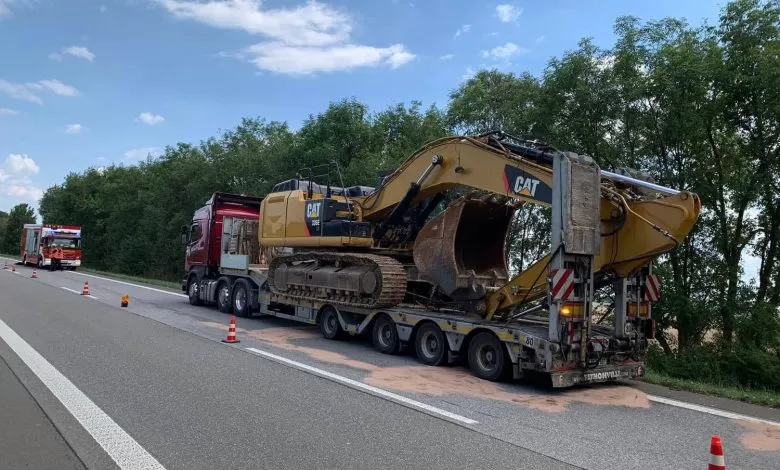 Accident la trecerea unui ansamblu agabaritic pe sub un pod de pe B47 în Germania 1 Accident la trecerea unui ansamblu agabaritic pe sub un pod de pe B47 în Germania