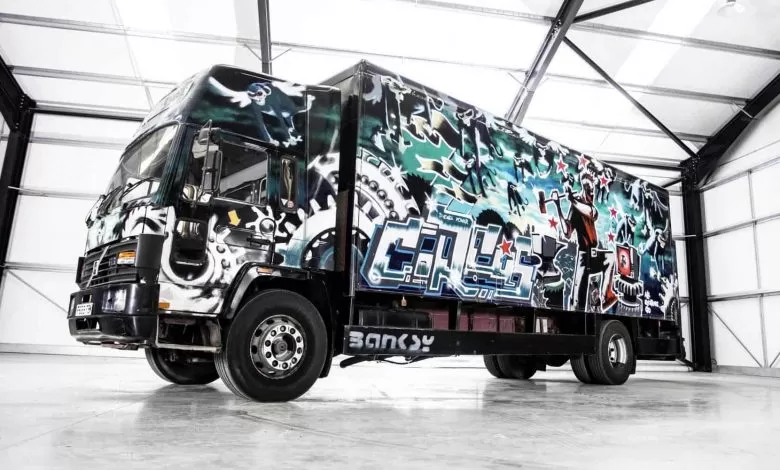 Volvo FL6 pictat de artistul Bansky va fi scos la licitație de casa Bonhams