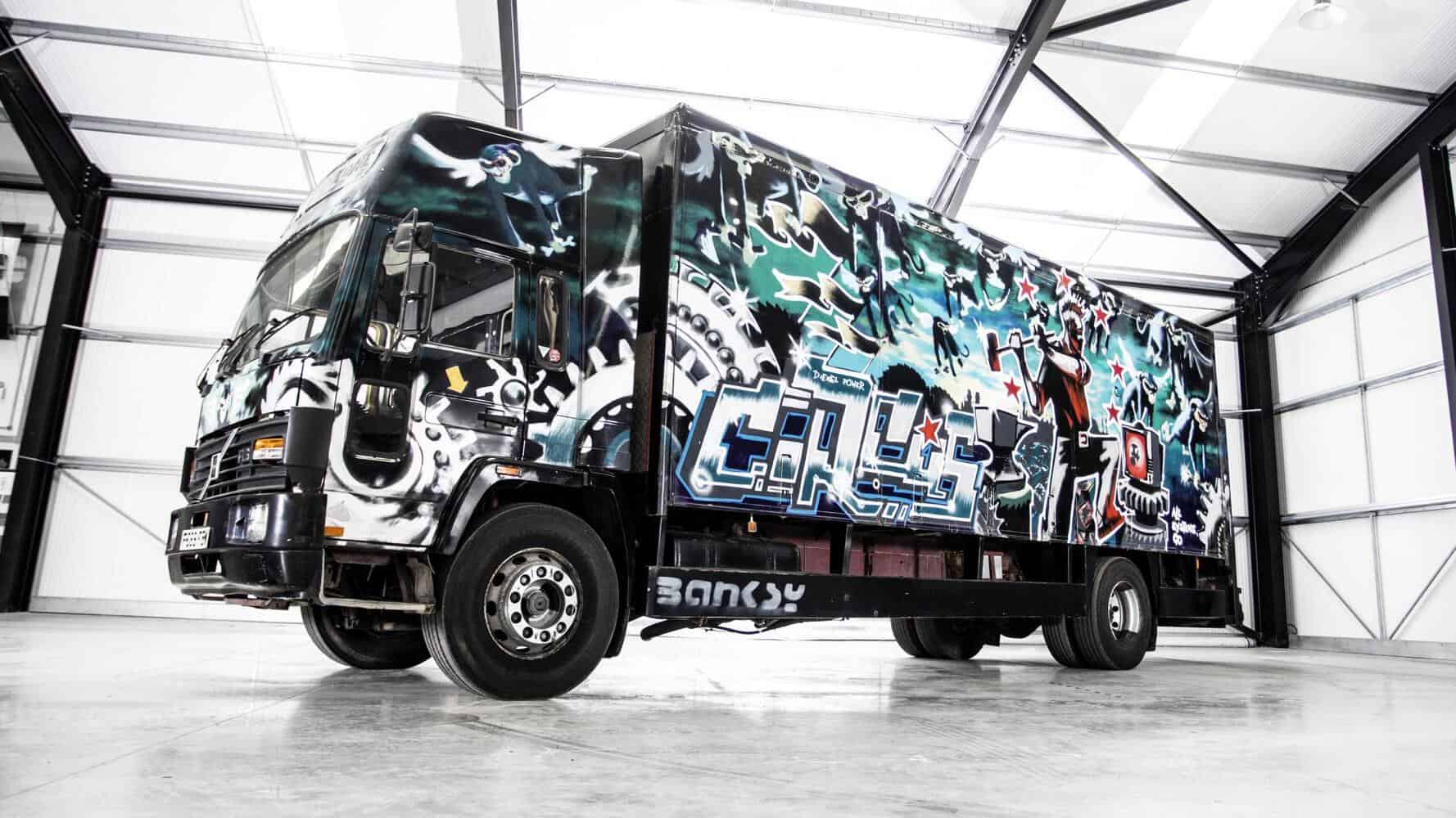 Volvo FL6 pictat de artistul Bansky va fi scos la licitație de casa Bonhams