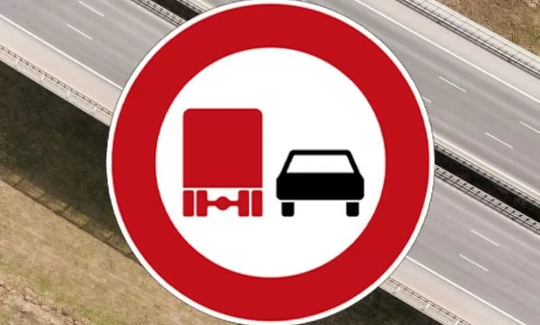 Șoferi de camion amendați pentru că au depășit într-o zonă interzisă de pe A 8 în Germania 1 80 de șoferi de camion amendați pentru că au depășit într-o zonă interzisă pe A 8 în Germania