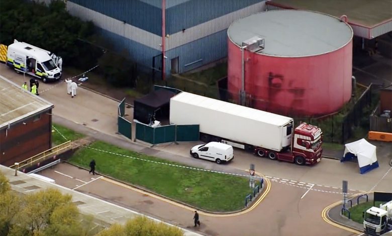 39 de cadavre găsite în semiremorca unui camion în Marea Britanie