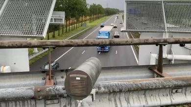 Poliția olandeză utilizează camere inteligente pentru depistarea șoferilor distrași