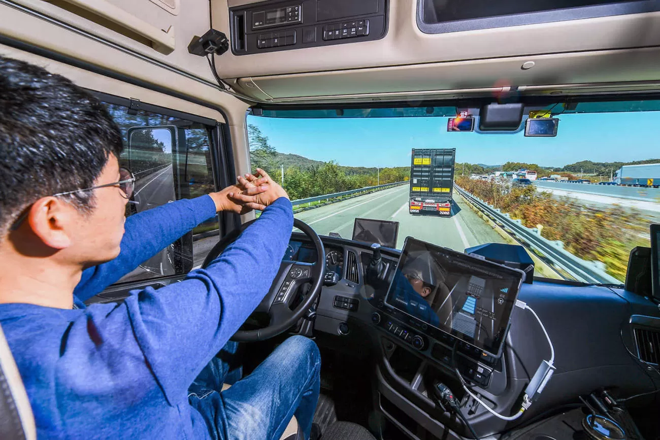 Hyundai a finalizat cu succes primul test cu camioane conectate în pluton 6 Hyundai a finalizat cu succes primul test în trafic real cu camioane conectate în pluton