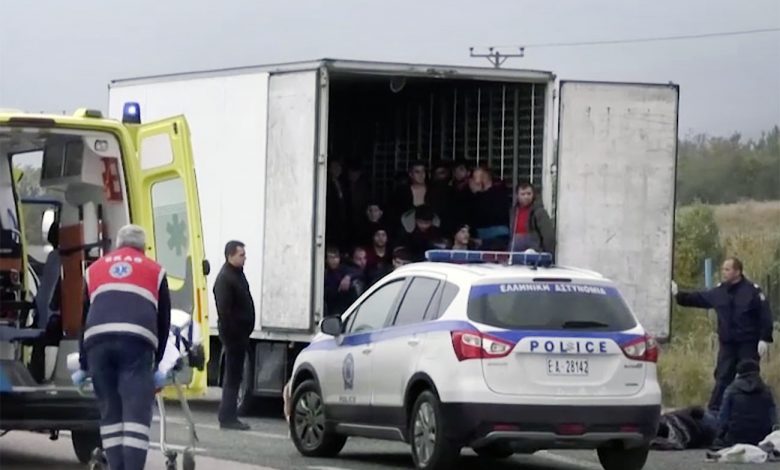 41 de imigranți ilegali descoperiți într-un camion lângă Salonic