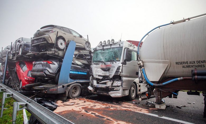 Trei camioane și o autoutilitară implicate într-un grav accident de circulație în Franța