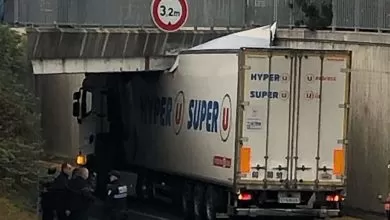 Blocat sub un pod feroviar, în Franța, după ce a ignorat limita de înălțime