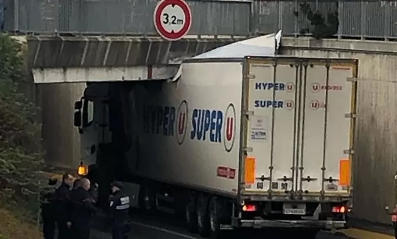 Blocat sub un pod feroviar, în Franța, după ce a ignorat limita de înălțime