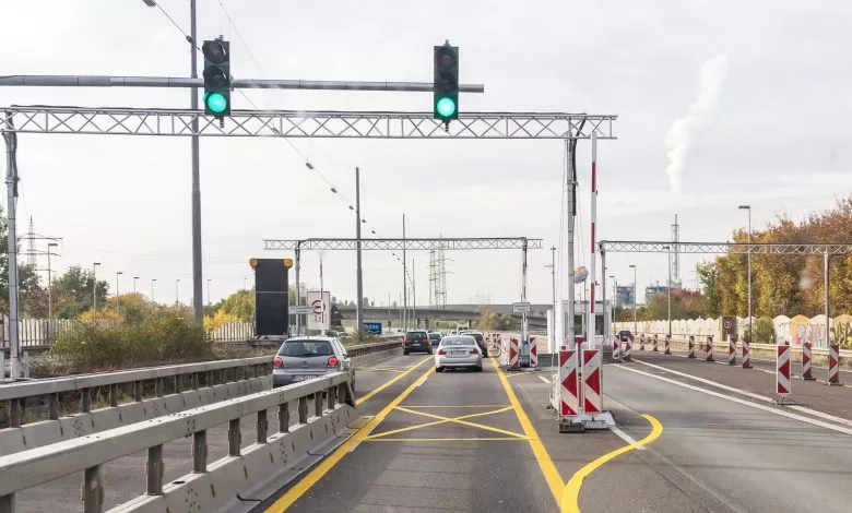 Peste 100 de camionagi ignoră zilnic restricția de tonaj de pe podul peste Rin pe A 1