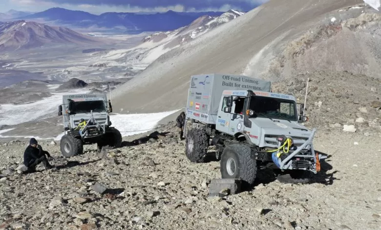 Două Unimog U 5023 au ajuns pe cel mai înalt vulcan din lume 1 Două Unimog U 5023 au ajuns pe cel mai înalt vulcan din lume