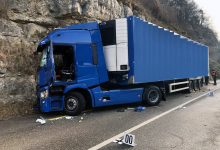 Șofer de camion omorât de ușa laterală a unei furgonete deschisă în mers