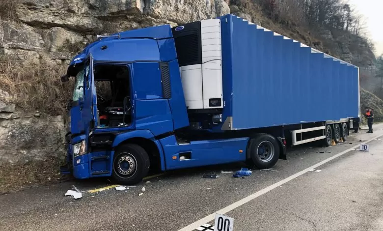 Șofer de camion omorât de ușa laterală a unei furgonete deschisă în mers