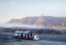 Mai multe case din orașul suedez Kiruna a fost relocat cu ajutorul camioanelor Volvo
