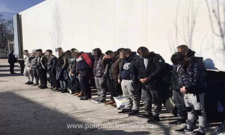 Migranți din Siria, Irak şi Afganistan depistați într-un camion frigorific la Calafat 1 Migranți din Siria, Irak şi Afganistan depistați într-un camion frigorific la Calafat